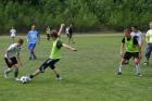 Heißer Kampf um den Ball beim Fußballturnier (1).