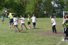 Heißer Kampf um den Ball beim Fußballturnier (4).