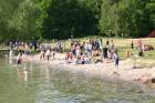 Immer mehr Teilnehmer am Strand und Einige auch im Wasser.