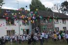 Die Luftballons steigen in den Himmel.