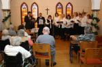 Chor- und Orchestergruppe musiziert im Pflegewohnheim