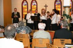 Alle beim gemeinsamen Schlusslied. Alle beim gemeinsamen Schlusslied.