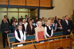 Die Zuhörer beim gemeinsamen<br>Schlusslied. Die Zuhörer beim gemeinsamen<br>Schlusslied.