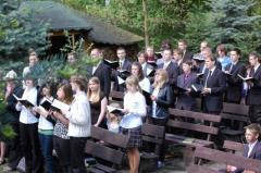 Der Jugendchor singt vor dem Gottes-<br/>dienst.