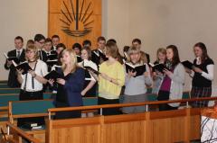 Der Jugendchor singt vor dem Gottesdienst.