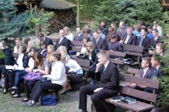 Rustikale Bänke für die Gottesdienst-<br/>teilnehmer Rustikale Bänke für die Gottesdienst-<br/>teilnehmer