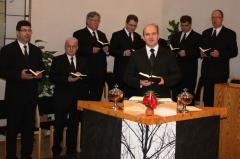 Bezirksältester Härm am Altar. Bezirksältester Härm am Altar.