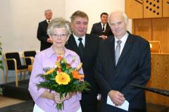 Das Goldene Paar vor dem Altar.