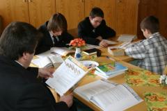 Religionsunterricht bei Priester Ulrich Religionsunterricht bei Priester Ulrich