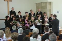 Der Jugendchor singt zum Abschluss<br/>des Gottesdienstes.