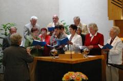 Der Seniorenchor beim Vortrag. Der Seniorenchor beim Vortrag.