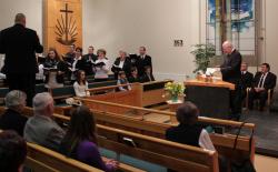 Der Chor trägt „Der Herr ist mein Licht“ vor. Der Chor trägt „Der Herr ist mein Licht“ vor.