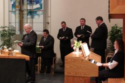 … und die Amtsträger am Altar. … und die Amtsträger am Altar.