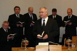 Bezirksapostel Nadolny am Altar Bezirksapostel Nadolny am Altar