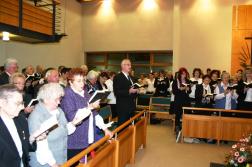 Die Gemeinde während des Eingangsliedes. Die Gemeinde während des Eingangsliedes.