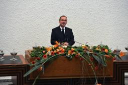 Stammapostel Schneider am Altar in Fellbach