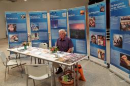 Gemeindeevangelist i.R. Prietzschk <br/>am Stand der NAK