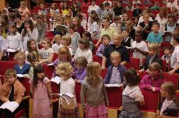 Der Kinderchor singt vor dem Gottesdienst.