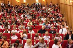 Blick in den vollen Kinosaal. Blick in den vollen Kinosaal.