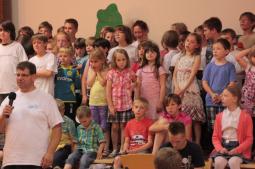 Bezirksevangelist Jäger dankt den Kindern. Bezirksevangelist Jäger dankt den Kindern.