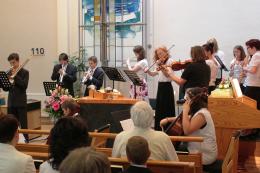 Das Gemeindeorchester spielt vor<br/>dem Gottesdienst