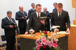 Apostel Akchurin beim Eingangslied am Altar …